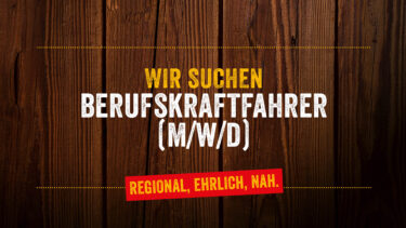 seokonformer alternativtext Stellenausschreibung für Berufskraftfahrer (m/w/d) auf Holz-Hintergrund mit der Aufschrift „Wir suchen Berufskraftfahrer (m/w/d) – Regional, ehrlich, nah.“