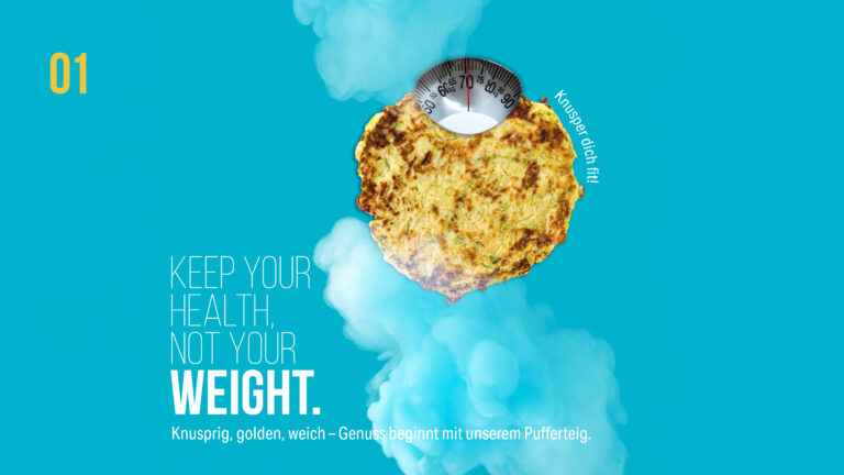 Goldbraun gebackener Kartoffelpuffer auf türkisblauem Hintergrund mit einer Waage-Anzeige und der Aufschrift 'Keep your health, not your weight'.