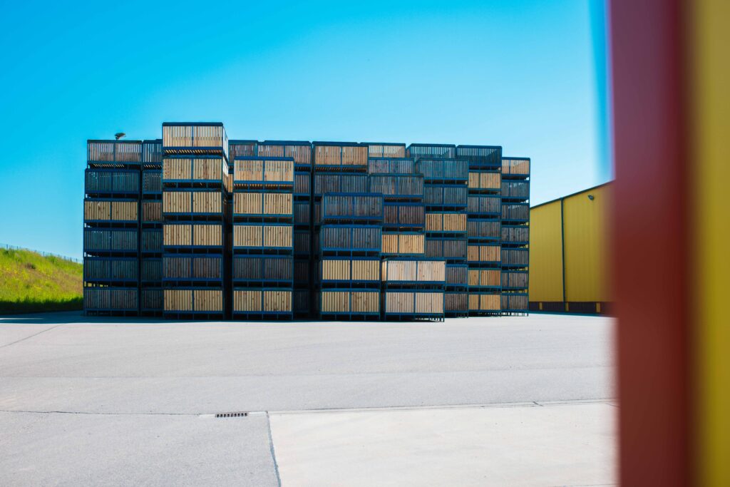 Großer Stapel leerer Holzkisten für die Kartoffellagerung auf einem industriellen Außenbereich.