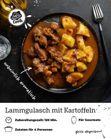 Herzhaftes Lammgulasch mit Kartoffeln in dunkler Sauce auf einem schwarzen Teller – Rezeptkarte für 4 Personen von „Let’s Cook“.