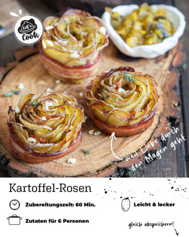 Drei knusprig gebackene Kartoffel-Rosen mit Speckmantel und Kräutern auf einem Holzbrett, serviert mit Dip – Rezeptkarte für 6 Personen.