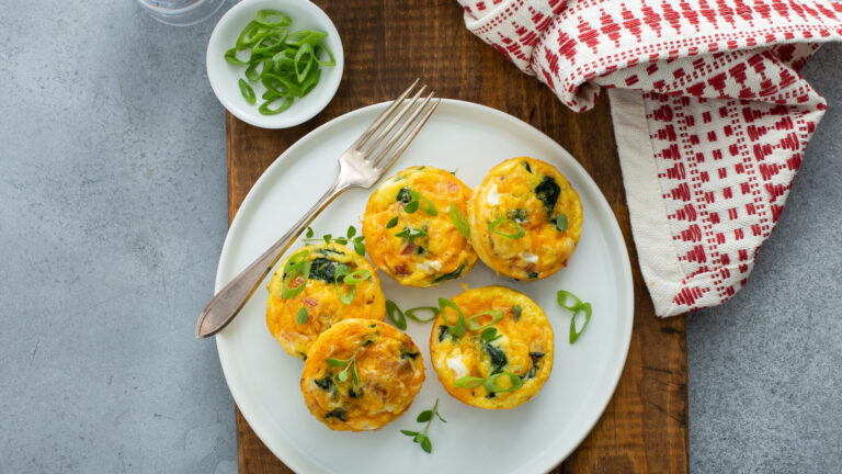 Rezept für Kartoffel-Lauch-Tartelettes von Friweika: Herzhaftes Fingerfood auf einem Teller angerichtet; mit Angaben zu Zubereitungszeit und Personenanzahl.