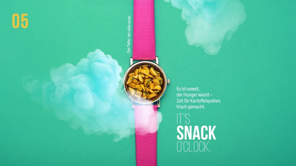 Kreative Food-Grafik „It’s Snack O’Clock“: Eine pinke Armbanduhr auf grünem Grund, deren Ziffernblatt mit gewürzten Kartoffelspalten gefüllt ist, umgeben von blauem Rauch.