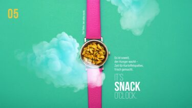 Kreative Food-Grafik „It’s Snack O’Clock“: Eine pinke Armbanduhr auf grünem Grund, deren Ziffernblatt mit gewürzten Kartoffelspalten gefüllt ist, umgeben von blauem Rauch.