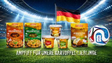 Friweika-Werbebanner zur Fußball-WM 2026 in einem Stadion mit Deutschlandflagge, verschiedenen Kartoffelprodukten, einem FIFA-Fußball und dem Slogan „ANPFIFF FÜR UNSERE KARTOFFEL-LIEBLINGE“.