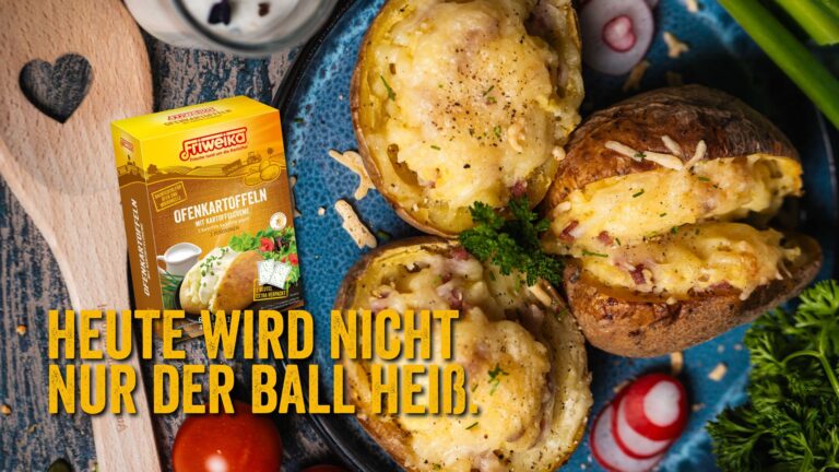 Friweika Ofenkartoffeln mit Kartoffelcreme, serviert auf einem Teller mit Tomaten und Radieschen zur WM 2026.