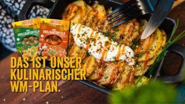 Friweika Mini-Grillkartoffeln pikant zubereitet in einer Pfanne mit Sauerrahm und Kräutern für die WM