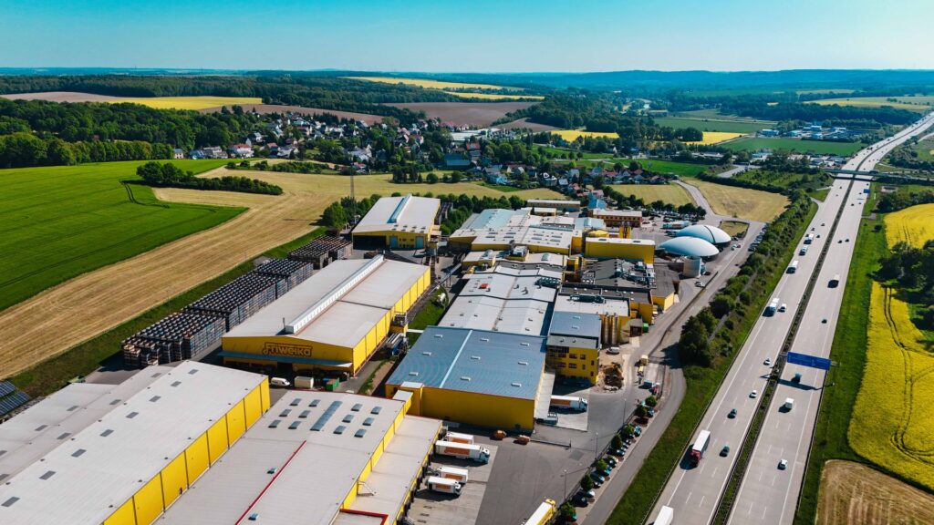 Luftaufnahme des Friweika eG Logistikzentrums in der Nähe der Autobahn A4