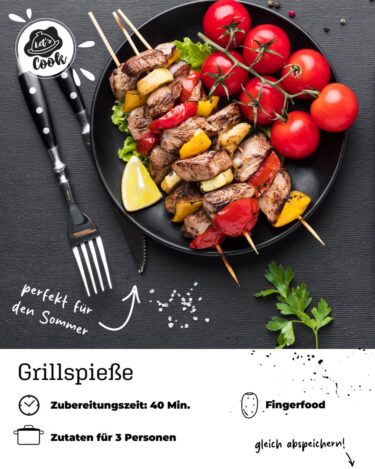 Herzhafte Grillspieße mit Fleisch, Paprika und Zucchini auf einem schwarzen Teller mit Rispentomaten und Zitrone garniert. Rezept-Grafik: Zubereitungszeit 40 Min, Fingerfood, für 3 Personen.