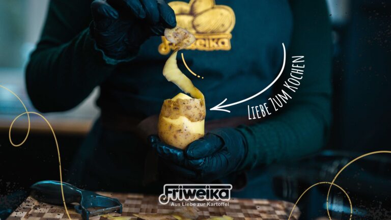 Kartoffel schälen mit einem Sparschäler, gezeigt von einer Person in schwarzer Arbeitskleidung mit dem Friweika-Logo. Der Slogan 'Liebe zum Kochen' steht daneben. Ideal für die Friweika-Website.