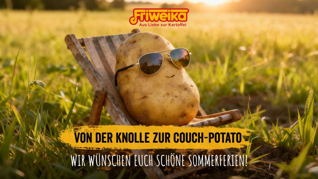 Ein Bild aus der Kampagne "Sommerferien_Friweika_neu-02_1920.jpg" zeigt eine anthropomorphe Kartoffel, die mit Sonnenbrille entspannt in einem Miniatur-Liegestuhl auf einer sommerlichen Wiese sitzt. Oben im Bild ist das Logo von Friweika und der Slogan "Aus Liebe zur Kartoffel" zu sehen. Im Vordergrund steht auf einem gelben Banner der Text "VON DER KNOLLE ZUR COUCH-POTATO" und darunter "WIR WÜNSCHEN EUCH SCHÖNE SOMMERFERIEN!".
