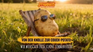 Ein Bild aus der Kampagne "Sommerferien_Friweika_neu-02_1920.jpg" zeigt eine anthropomorphe Kartoffel, die mit Sonnenbrille entspannt in einem Miniatur-Liegestuhl auf einer sommerlichen Wiese sitzt. Oben im Bild ist das Logo von Friweika und der Slogan "Aus Liebe zur Kartoffel" zu sehen. Im Vordergrund steht auf einem gelben Banner der Text "VON DER KNOLLE ZUR COUCH-POTATO" und darunter "WIR WÜNSCHEN EUCH SCHÖNE SOMMERFERIEN!".