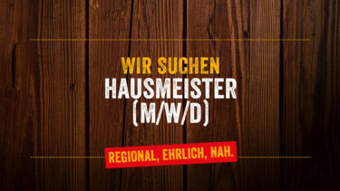 Stellenausschreibung für Berufskraftfahrer (m/w/d) auf Holz-Hintergrund mit der Aufschrift „Wir suchen Berufskraftfahrer (m/w/d) – Regional, ehrlich, nah.“