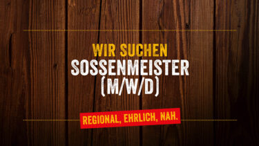 Grafik einer Stellenanzeige auf dunklem Holzhintergrund mit der Aufschrift „Wir suchen Sossenmeister (m/w/d)“ und dem Slogan „Regional, ehrlich, nah.“