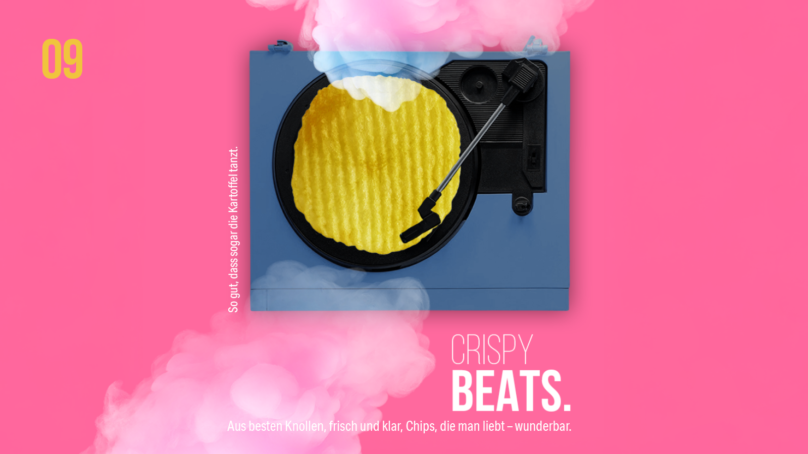 Blauer Plattenspieler mit einem Riffelchip als Schallplatte auf pinkem Hintergrund und Text "Crispy Beats"