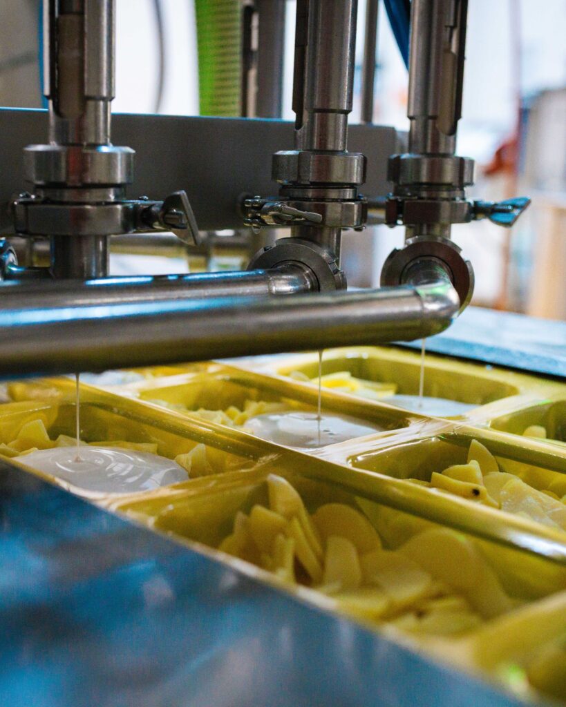 Industrielle Abfüllanlage für verarbeitete Kartoffelprodukte in Kunststoffschalen